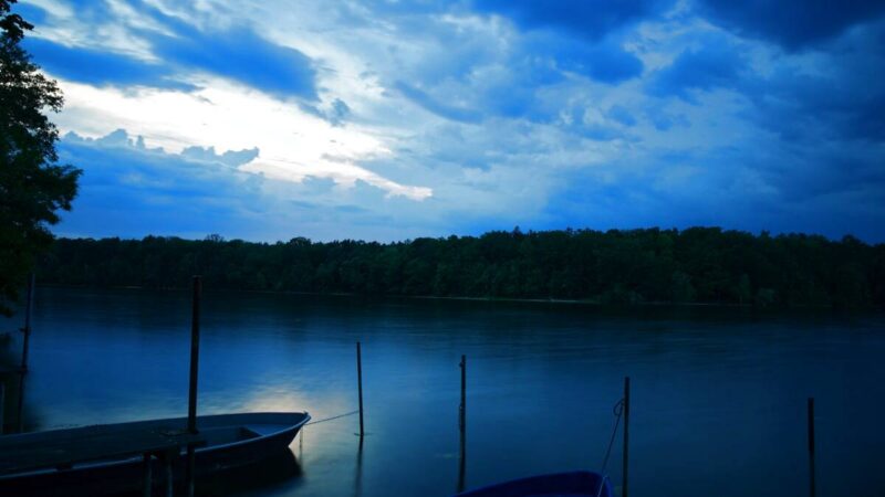 Boote am Havelufer zur blauen Stunde